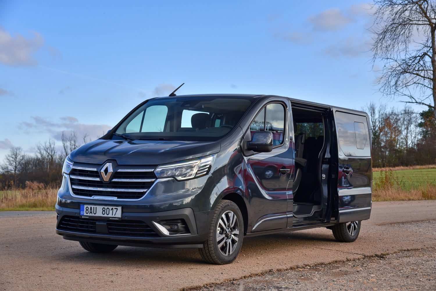 Camping im Renault Trafic mit offener tür