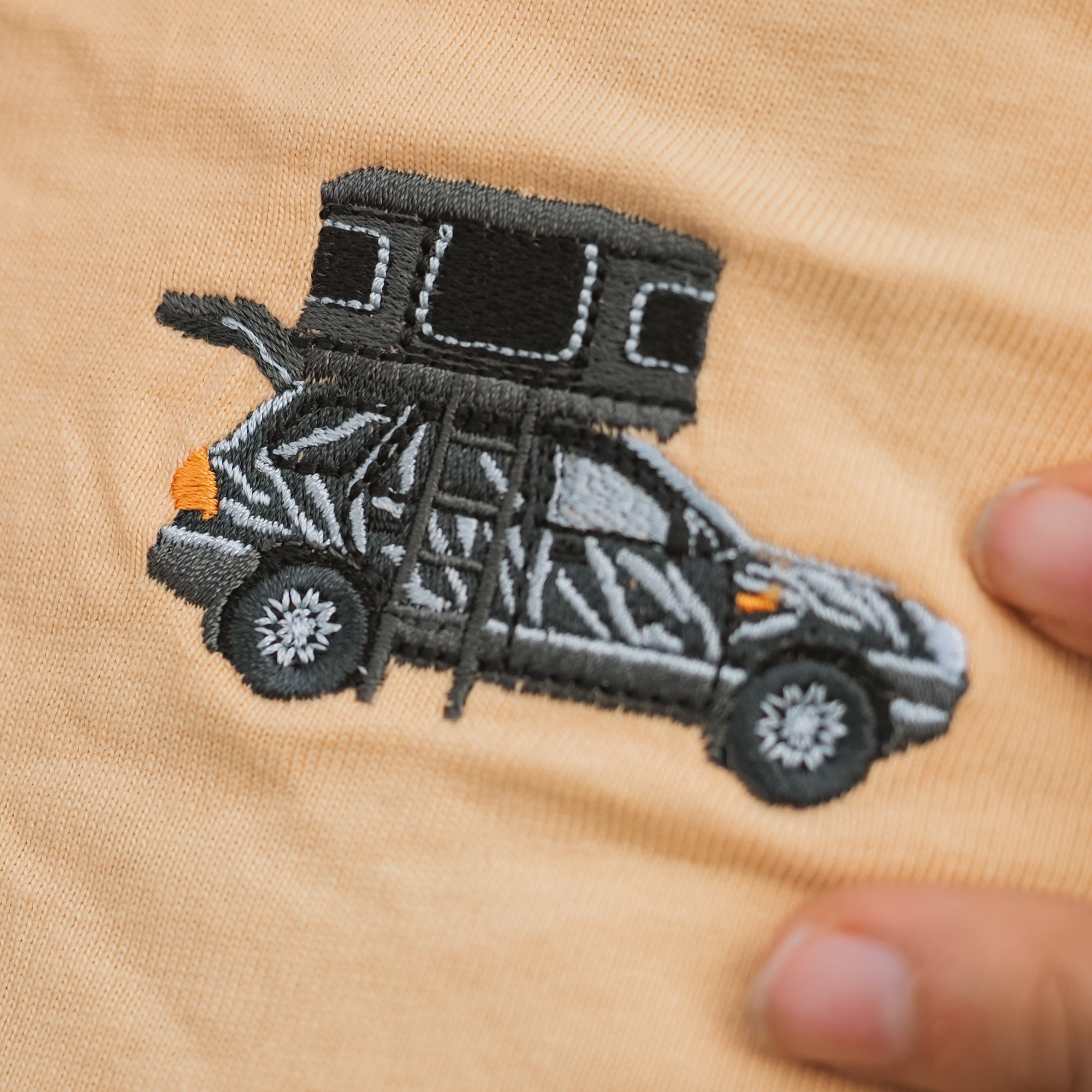 BOXIO x kommando.frei I T-shirt con ricamo